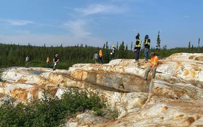 Située à moins de 15 km de la mine d’or d’Éléonore propriété de Dhilmar, la zone Cheechoo abrite un gisement aurifère inexploité avec un excellent potentiel d’expansion et de développement, tant pour l’exploitation minière souterraine que pour l’extractio