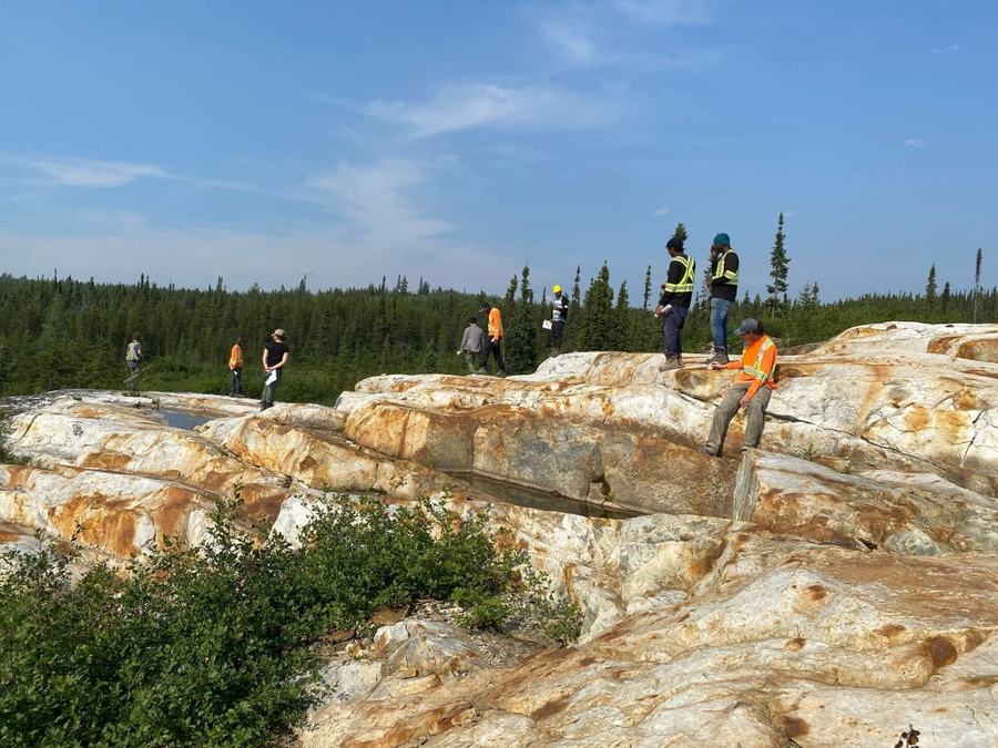 Située à moins de 15 km de la mine d’or d’Éléonore propriété de Dhilmar, la zone Cheechoo abrite un gisement aurifère inexploité avec un excellent potentiel d’expansion et de développement, tant pour l’exploitation minière souterraine que pour l’extractio