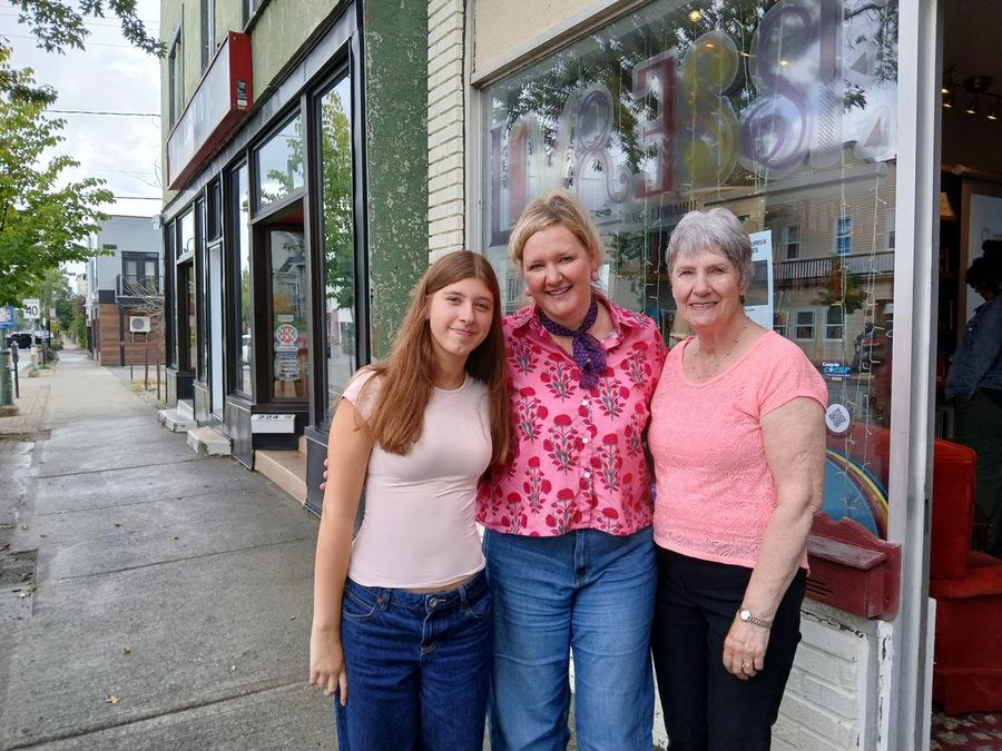 La porte-parole des Journées de la culture à Rouyn-Noranda, Mélanie Nadeau, entourée de sa fille Delphine et sa mère Françoise, qu’il est possible d’apercevoir sur les affiches de l’événement.